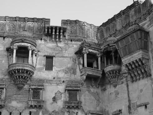 Ce palais en ruines me donne envie de prendre des photos en noir et blanc ! 