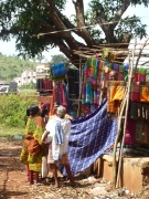 Négociation pour des saris sur un marché tribal